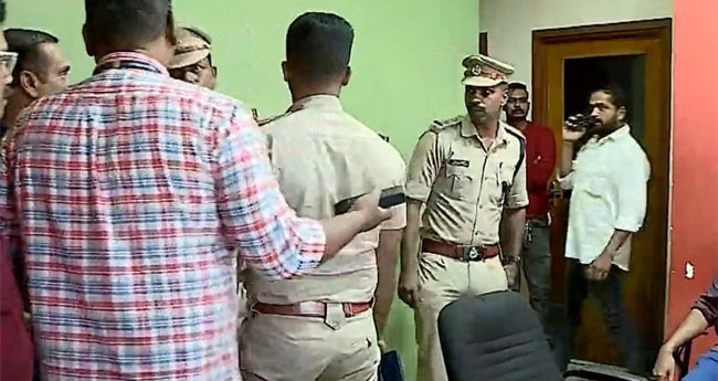 മാ​ധ്യ​മ​വേ​ട്ട​യെ  അ​പ​ല​പി​ക്ക​ണം