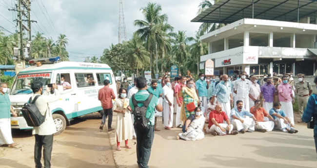 കാട്ടുപന്നിയിടിച്ച് ഓട്ടോ മറിഞ്ഞു മരിച്ചതിന് സഹായമില്ല; സംസ്ഥാന പാത ഉപരോധിച്ചു