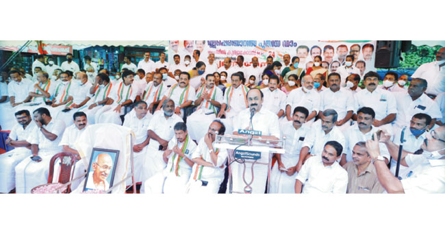 ഡി​എം​കെയി​ൽ​ നി​ന്നു സി​പി​എം 25 കോ​ടി​യും  സി​പി​ഐ 10 കോ​ടി​യും കോ​ഴ വാ​ങ്ങി: വി.​ഡി. സ​തീ​ശ​ൻ