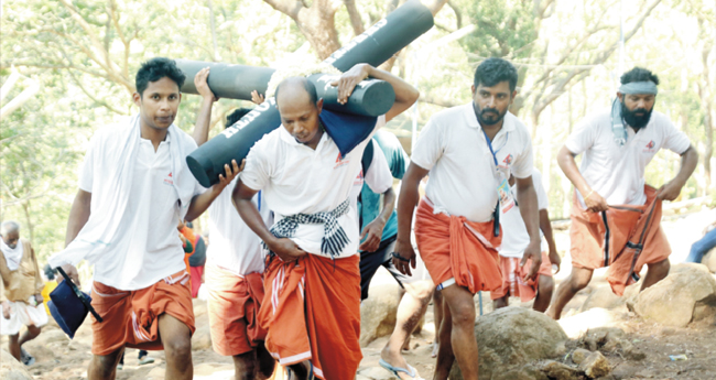 വിശുദ്ധവാരത്തിന്‍റെ പുണ്യവുമായി കുരിശുമുടിയിലേക്കു തീർഥാടക പ്രവാഹം