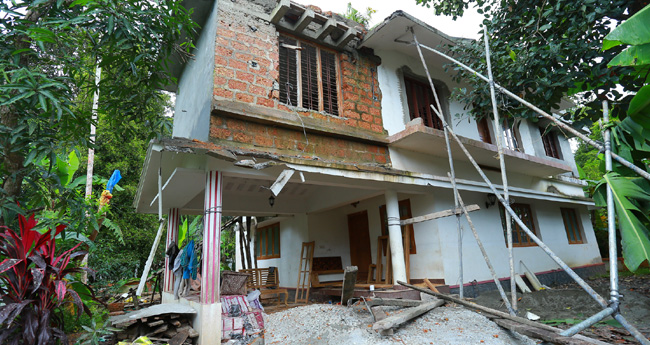 നിർമാണത്തിലിരുന്ന വീടിന്‍റെ സ്ലാബ് തകർന്നുവീണ്  മൂന്നു പേർക്കു ഗുരുതര പരിക്ക്