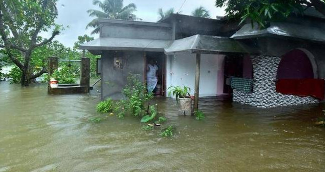 പ്ര​ള​യം: പ​തി​നാ​യി​രം രൂ​പ വി​ത​ര​ണ​ത്തി​ന്   സെ​പ്റ്റം​ബ​ര്‍ 12 വ​രെ സ​മ​യം നീ​ട്ടി