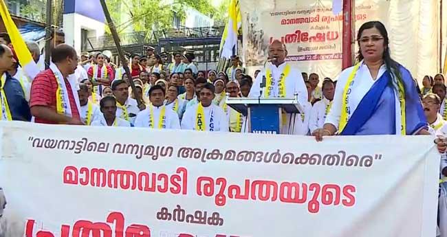 വ​ന്യ​മൃ​ഗ​ശ​ല്യം പ​രി​ഹ​രി​ക്ക​ണം: ക​ൽ​പ്പ​റ്റ​യി​ൽ എ​കെ​സി​സി ഉ​പ​വാ​സം ആ​രം​ഭി​ച്ചു