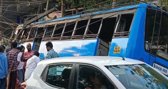 അ​ടൂ​ർ പ​ഴ​കു​ള​ത്ത് സ്വകാര്യ ബ​സ് മ​റി​ഞ്ഞു: നിരവധി പേർക്ക് പരിക്ക്
