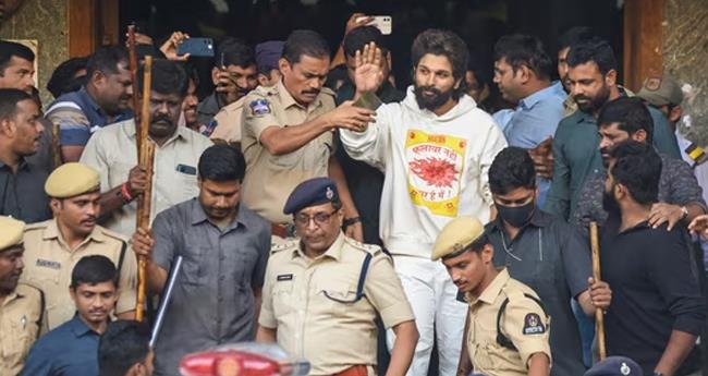 പു​ഷ്പ 2 റി​ലീ​സി​നി​ടെ യു​വ​തി മ​രി​ച്ച സം​ഭ​വം: അ​ല്ലു അ​ർ​ജു​ന് ഇടക്കാല ജാമ്യം