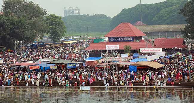ആ​ലു​വ മ​ണ​പ്പു​റ​ത്ത് ജ​ന​ല​ക്ഷ​ങ്ങ​ൾ; മ​ഹാ​ശി​വ​രാ​ത്രി ആ​ഘോ​ഷ​ത്തി​ന് തു​ട​ക്കം