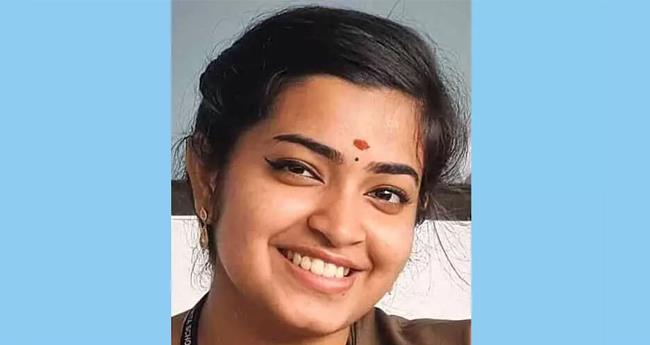 നി​യ​ന്ത്ര​ണം​വി​ട്ട സ്കൂ​ട്ട​ർ വൈ​ദ്യു​തി​ത്തൂ​ണി​ലി​ടി​ച്ച് അ​പ​ക​ടം; വി​ദ്യാ​ർ​ഥി​നി മ​രി​ച്ചു