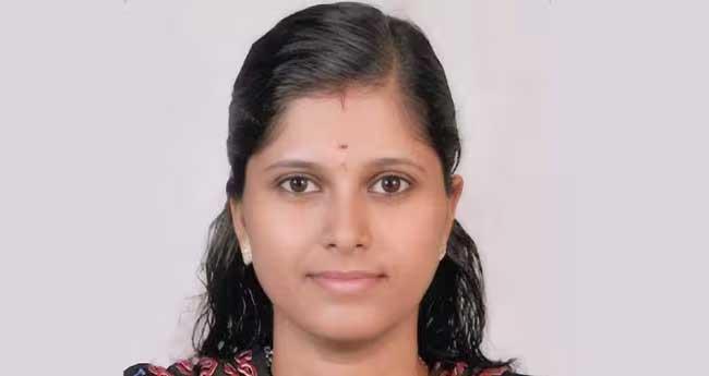 കാ​റ്റി​ലും മ​ഴ​യി​ലും ഇ​ഷ്ടി​ക ത​ല​യി​ൽ വീ​ണു; പ​രി​ക്കേ​റ്റ യു​വ​തി മ​ര​ണ​ത്തി​നു കീ​ഴ​ട​ങ്ങി