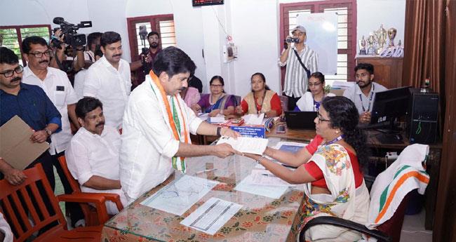 ആ​ര്യാ​ട​ന്‍ ഷൗ​ക്ക​ത്ത് നാ​മ​നി​ര്‍​ദേ​ശ പ​ത്രി​ക സ​മ​ര്‍​പ്പി​ച്ചു