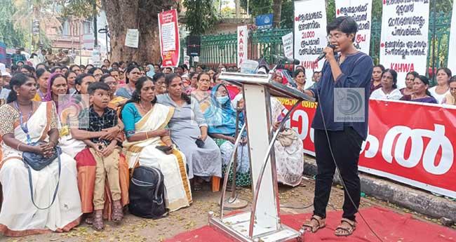 വ​നി​താ​ദി​ന​ത്തി​ൽ സെ​ക്ര​ട്ടേ​റി​യ​റ്റി​നു മു​ന്നി​ൽ ആ​ശാ​പ്ര​വ​ർ​ത്ത​ക​രു​ടെ മ​ഹാ​സം​ഗ​മം