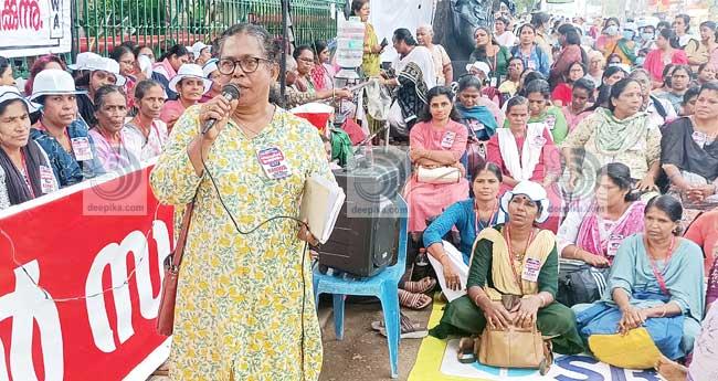 സെ​ക്ര​ട്ടേ​റി​യ​റ്റ് പ​രി​സ​രം നി​ശ്‌​ച​ല​മാ​ക്കി ആ​ശ​മാ​ർ; പോ​ലീ​സ് ന​ട​പ​ടി​ക്കു പി​ന്നാ​ലെ റോ​ഡി​ൽ കി​ട​ന്നും പ്ര​തി​ഷേ​ധം