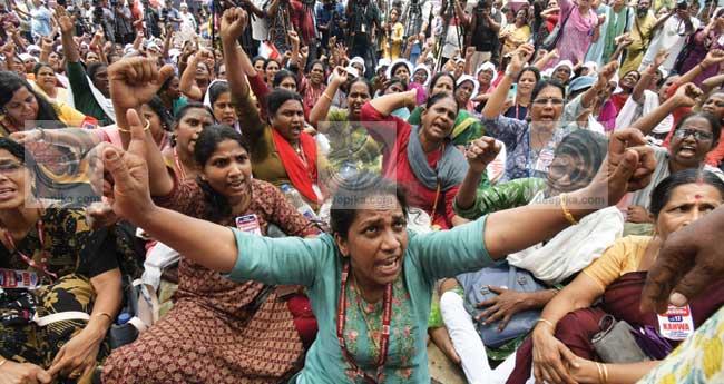 ആ​ശാ സ​മ​രം നൂ​റാം ദി​വ​സ​ത്തി​ൽ; ഇ​ന്ന് പ​ന്തം കൊ​ളു​ത്തി പ്ര​ക​ട​നം
