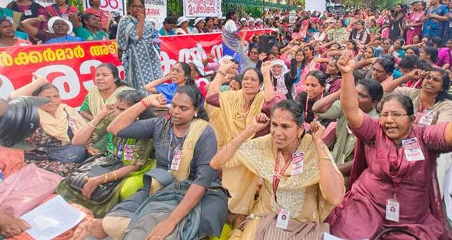 രാ​പ്പ​ക​ൽ സ​മ​ര​വും അ​നി​ശ്ചി​ത​കാ​ല നി​രാ​ഹാ​ര സ​മ​ര​വും തു​ട​രു​മെ​ന്ന് ആ​ശ​മാ​ർ