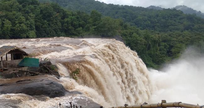 പെ​രു​മ​ഴ; വി​നോ​ദ സ​ഞ്ചാ​ര കേ​ന്ദ്ര​ങ്ങ​ൾ അ​ട​ച്ചു