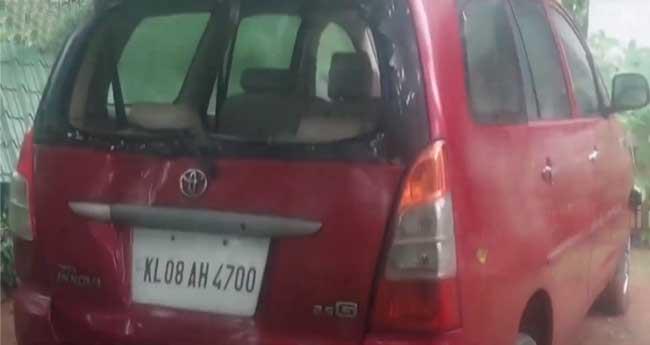 അ​തി​ര​പ്പി​ള്ളി​യി​ൽ വീ​ണ്ടും കാ​ട്ടാ​ന​യെ​ത്തി; വീ​ട്ടു​മു​റ്റ​ത്തെ കാ​ർ ത​ക​ർ​ത്തു
