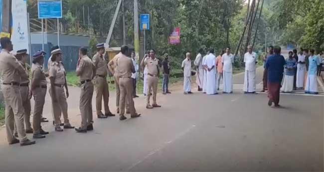 അ​തി​ര​പ്പി​ള്ളി​യി​ൽ ജ​ന​കീ​യ ഹ​ർ​ത്താ​ൽ പൂ​ർ‌​ണം; റോ​ഡ് ഉ​പ​രോ​ധി​ച്ച നാ​ട്ടു​കാ​രെ അ​റ​സ്റ്റു​ചെ​യ്തു നീ​ക്കി