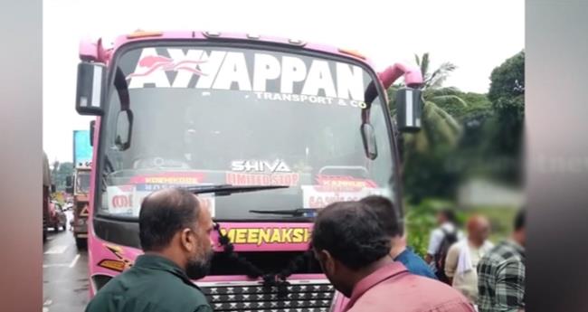 സീ​ബ്രാ​ലൈ​നി​ല്‍​വ​ച്ച് വി​ദ്യാ​ര്‍​ഥി​നി​ക​ളെ ബ​സി​ടി​ച്ച സം​ഭ​വം; ഡ്രൈ​വ​റു​ടെ ലൈ​സ​ൻ​സ് റ​ദ്ദാ​ക്കി