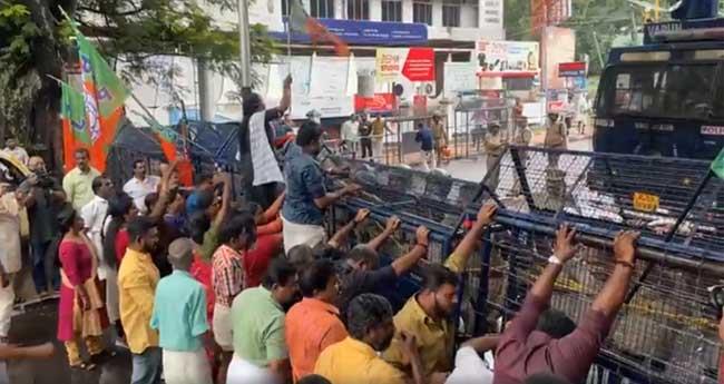 തി​രു​വ​ന​ന്ത​പു​ര​ത്തെ വെ​ള്ള​ക്കെ​ട്ട്; കോ​ർ​പ​റേ​ഷ​നി​ലേ​ക്ക് ബി​ജെ​പി മാ​ര്‍​ച്ച്, സം​ഘ​ർ​ഷം