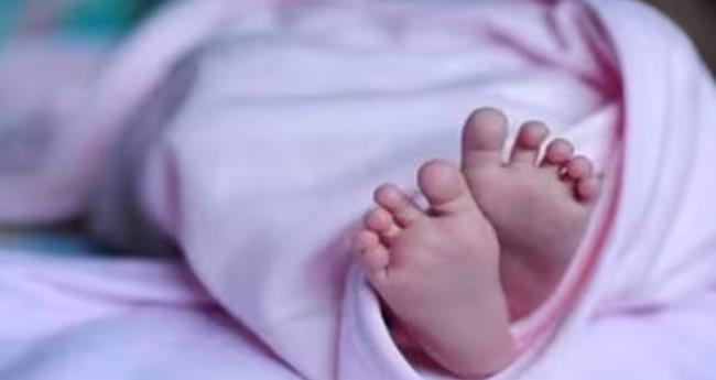 ചാ​ല​ക്കു​ടി​യി​ൽ സ്വ​യം പ്ര​സ​വ​മെ​ടു​ത്ത യു​വ​തി​യു​ടെ കു​ഞ്ഞ് മ​രി​ച്ചു