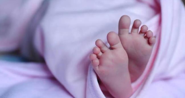 കു​റ്റ്യാടിയി​ൽ അ​മ്മ​യോ​ടൊ​പ്പം ഉ​റ​ങ്ങി​ക്കി​ട​ന്ന ഒ​ന്ന​ര മാ​സം പ്രാ​യ​മു​ള്ള കു​ഞ്ഞ് മ​രി​ച്ച നി​ല​യി​ൽ