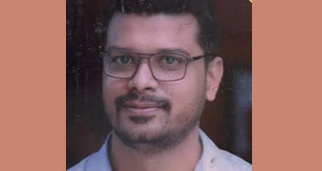 വ​ട​ക്ക​ഞ്ചേ​രി​യി​ൽ ബൈ​ക്കും പി​ക്ക​പ്പ് വാ​നും കൂ​ട്ടി​യി​ടി​ച്ച് അ​പ​ക​ടം; ബാ​ങ്ക് ഉ​ദ്യോ​ഗ​സ്ഥ​ൻ മ​രി​ച്ചു