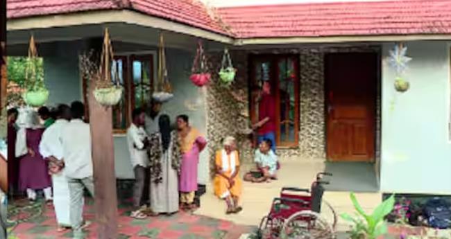 ആ​ലു​വ​യി​ൽ ജ​പ്തി ചെ​യ്ത ഭി​ന്ന​ശേ​ഷി​ക്കാ​ര​ന്‍റെ വീ​ട് തു​റ​ന്ന് ബാ​ങ്ക് അ​ധി​കൃ​ത​ർ