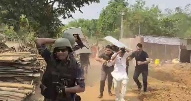ബം​ഗാ​ളി​ൽ ബി​ജെ​പി സ്ഥാ​നാ​ർ​ഥി​ക്ക് നേ​രെ ജ​ന​ക്കൂ​ട്ട​ത്തി​ന്‍റെ ക​ല്ലേ​റ്; സു​ര​ക്ഷാ ഉ​ദ്യോ​ഗ​സ്ഥ​ർ​ക്ക് പ​രി​ക്ക്