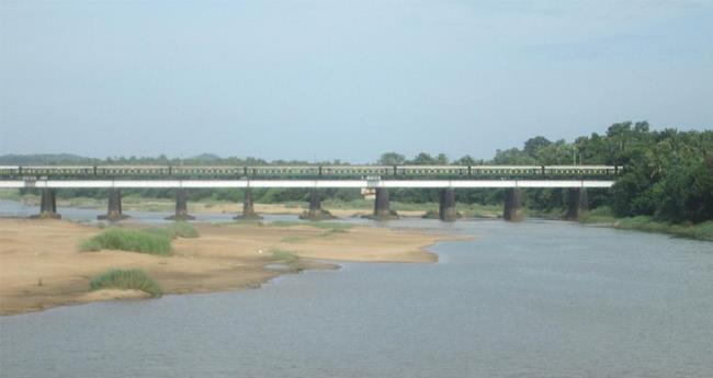 ഭാ​ര​ത​പ്പുഴ​യി​ൽ കു​ളി​ക്കാ​നി​റ​ങ്ങി​യ നാ​ലം​ഗ കു​ടും​ബം ഒ​ഴു​ക്കി​ൽ​പ്പെ​ട്ടു
