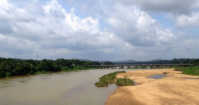ഭാ​ര​ത​പ്പു​ഴ​യി​ൽ കു​ളി​ക്കാ​നി​റ​ങ്ങി​യ കു​ടും​ബം ഒ​ഴു​ക്കി​ൽ​പ്പെ​ട്ടു: രണ്ട് പേർ മ​രി​ച്ചു