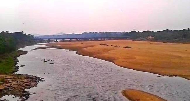 ഭാ​ര​ത​പ്പു​ഴ​യി​ൽ ഒ​രു കു​ടും​ബ​ത്തി​ലെ നാ​ലു പേ​ർ ഒ​ഴു​ക്കി​ൽ​പ്പെ​ട്ട് മ​രി​ച്ചു