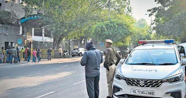 ഡ​ല്‍​ഹി​യി​ല്‍ വീ​ണ്ടും നാ​ല് സ്‌​കൂ​ളു​ക​ള്‍​ക്ക് ബോം​ബ് ഭീ​ഷ​ണി