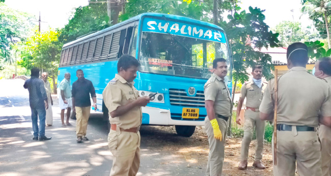 ബസ് അടിച്ചോണ്ടു പോയ കള്ളൻ ഒടുവിൽ ബൈക്കിൽ  തൃപ്തിപ്പെട്ടു 