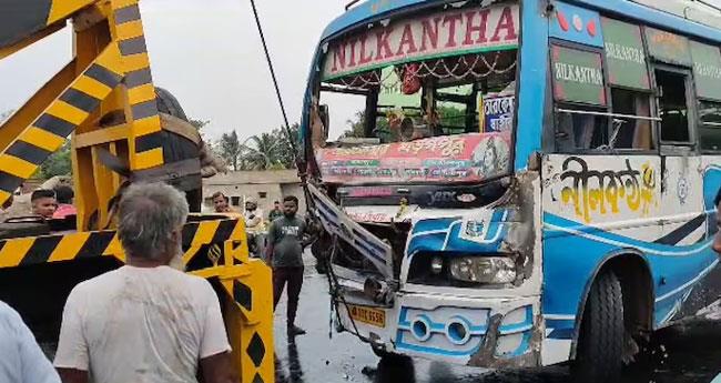 ട്രെ​യി​ൻ ദു​ര​ന്ത​ത്തി​ൽ പ​രി​ക്കേ​റ്റ​വ​രു​മാ​യി​പ്പോ​യ ബ​സ് ഇ​ടി​ച്ചു