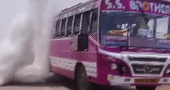 പാ​ല​ക്കാ​ട്ട് ഓ​ടി​ക്കൊ​ണ്ടി​രു​ന്ന ബ​സി​ൽ​നി​ന്ന് പു​ക; പ​രി​ഭ്രാ​ന്ത​രാ​യി യാ​ത്ര​ക്കാ​ർ
