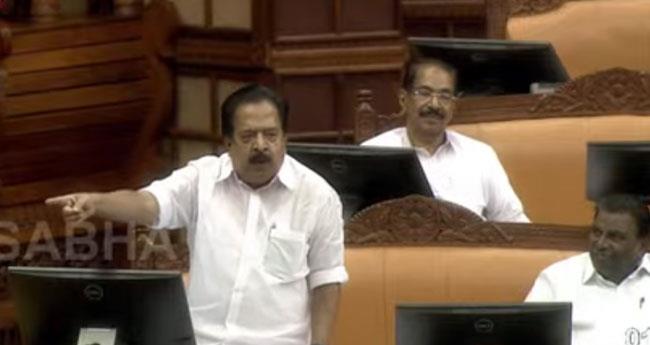 അ​ച്യു​താ​ന​ന്ദ​ന്‍ ന​ട​ന്നു​ക​യ​റി​യ ക്ലി​ഫ് ഹൗ​സി​ല്‍ പി​ണ​റാ​യി 25 ല​ക്ഷം രൂ​പ​യു​ടെ ലി​ഫ്റ്റ് വെ​ച്ചു: പ​രി​ഹ​സി​ച്ച് ചെ​ന്നി​ത്ത​ല