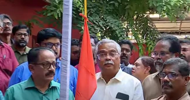 ഭാ​ര​താം​ബ ചി​ത്ര​വി​വാ​ദ​ത്തി​ല്‍ പ്ര​തി​ഷേ​ധി​ച്ച് സി​പി​ഐ; ബി​നോ​യ് വി​ശ്വം ദേ​ശീ​യ പ​താ​ക ഉ​യ​ര്‍​ത്തി