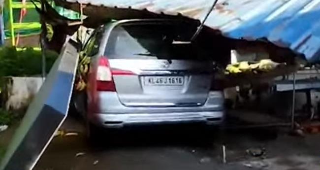 അ​തി​ര​പ്പി​ള്ളി​യി​ല്‍ കാ​ര്‍ ക​ട​യി​ലേ​ക്ക് പാ​ഞ്ഞു​ക​യ​റി അ​പ​ക​ടം; ര​ണ്ട് പേ​ര്‍​ക്ക് പ​രി​ക്ക്
