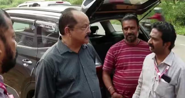ചെ​റു​തു​രു​ത്തി​യി​ൽ കാ​റി​ൽ ക​ട​ത്തി​യ കാ​ൽ​ക്കോ​ടി രൂ​പ പി​ടി​ച്ച് ഇ​ല​ക്ഷ​ൻ സ്ക്വാ​ഡ്