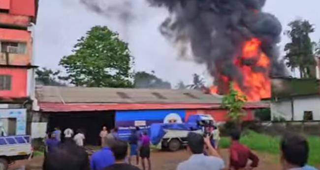 ചാ​ല​ക്കു​ടി​യിൽ വ​ന്‍ തീ​പി​ടി​ത്തം; തൊ​ട്ട​ടു​ത്ത് ഗ്യാ​സ് ഗോ​ഡൗ​ണ്‍; സി​ലി​ണ്ട​റു​ക​ൾ നീ​ക്കു​ന്നു