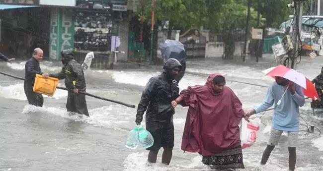 മി​ഗ്ജൗ​മ് തീ​വ്ര ചു­​ഴ­​ലി­​ക്കാ­​റ്റാ­​യി മാ​റി; ത​മി​ഴ്നാ​ട്ടി​ൽ ജാ​ഗ്ര​ത, ചെ​ന്നൈ വി​മാ​ന​ത്താ​വ​ളം അ​ട​ച്ചു