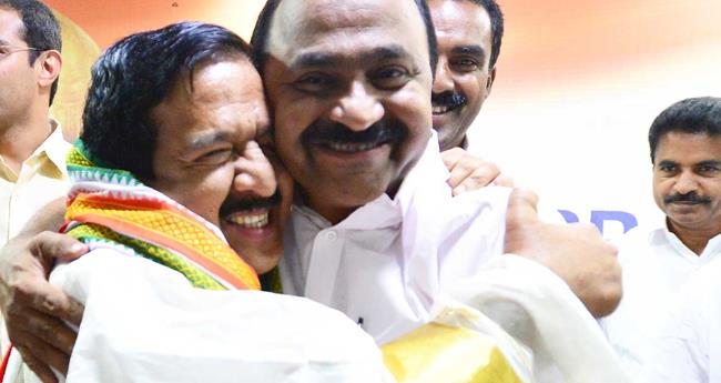 ""ഞങ്ങൾ തമ്മിലുള്ളത് സഹോദരബന്ധം''; ചെ​ന്നി​ത്ത​ല​യെ വീ​ട്ടി​ലെ​ത്തി​ക​ണ്ട് സതീശൻ