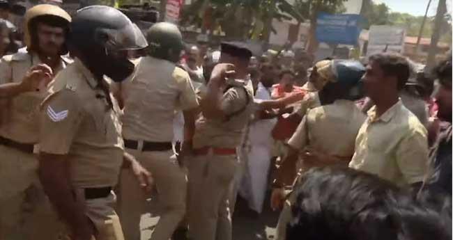 ചു​ങ്ക​ത്ത​റ അ​വി​ശ്വാ​സം: വോ​ട്ടെ​ടു​പ്പി​ന് മു​ന്‍​പ് ഏ​റ്റു​മു​ട്ടി പ്ര​വ​ര്‍​ത്ത​ക​ര്‍, ന​ടു​റോ​ഡി​ൽ കൈ​യാ​ങ്ക​ളി
