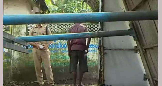 കോ​ഴി​ക്കോ​ട്ട് ബ​സ് കാ​ത്തി​രി​പ്പ് കേ​ന്ദ്രം ത​ക​ര്‍​ന്നു​വീ​ണു; കോ​ള​ജ് വി​ദ്യാ​ര്‍​ഥി​നി​ക്ക് പ​രി​ക്ക്