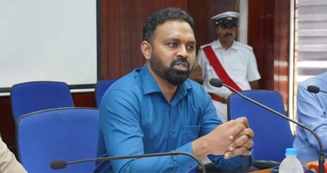 പ​ത്ത​നം​തി​ട്ട​യി​ല്‍ റോ​ഡ് സു​ര​ക്ഷാ യോ​ഗ​ത്തി​ന് എ​സ്പി എ​ത്തി​യി​ല്ല; പ​ക​ര​മെ​ത്തി​യ എ​സ്ഐ​യെ തി​രി​ച്ച​യ​ച്ച് ക​ള​ക്ട​ർ