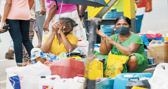 ഇന്ധന പ്രതിസന്ധി: ശ്രീ​​​​ല​​​​ങ്ക​​​​യി​​​​ൽ  സ​​​​ർ​​​​ക്കാ​​​​ർ ഓ​​​​ഫീ​​​​സു​​​​ക​​​​ൾ അ​​​​ട​​​​യ്ക്കു​​​​ന്നു