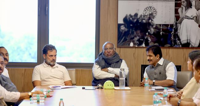 കേ​ര​ള​ത്തി​ൽ കോ​ണ്‍​ഗ്ര​സ് നേ​താ​ക്ക​ള്‍​ക്കി​ട​യി​ൽ സ​മ്പൂ​ര്‍​ണ ഐ​ക്യം വേ​ണ​മെ​ന്ന് ഹൈ​ക്ക​മാ​ന്‍​ഡ്