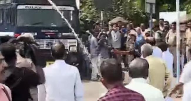 ക​ണ്ണൂ​ര്‍ ക​ള​ക്‌​ട്രേ​റ്റി​ലേ​ക്കു​ള്ള കോ​ണ്‍​ഗ്ര​സ് മാ​ര്‍​ച്ചി​ല്‍ സം​ഘ​ര്‍​ഷം