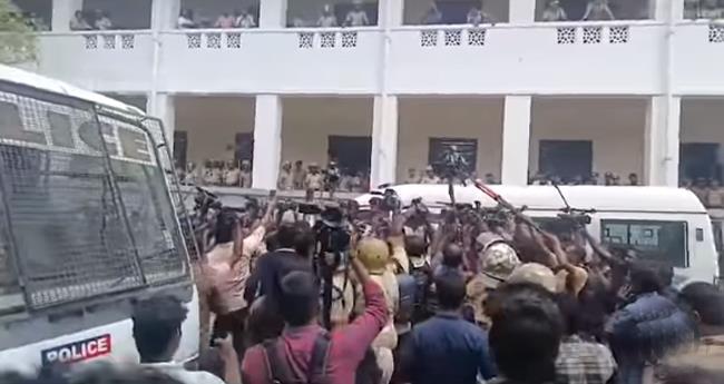 അ​ക​ത്ത് എ​ഐ​എ​സ്എ​ഫ്, പു​റ​ത്ത് ഡി​വൈ​എ​ഫ്ഐ; പ്ര​തി​ഷേ​ധ​ഭൂ​മി​യാ​യി കേ​ര​ള സ​ർ​വ​ക​ലാ​ശാ​ല