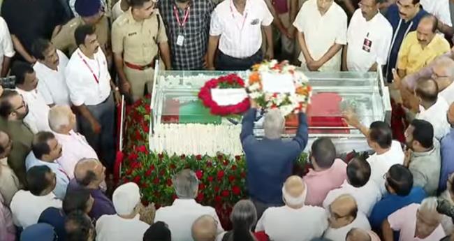 അ​ന്ത്യ​യാ​ത്ര​യ​യ​പ്പി​ന് ത​ല​സ്ഥാ​നം; ദ​ര്‍​ബാ​ര്‍ ഹാ​ളി​ല്‍ പൊ​തു​ദ​ര്‍​ശ​നം