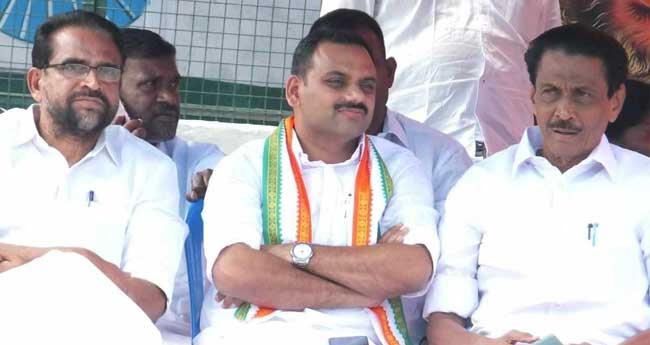 കൊ​ല​യാ​ളി ആ​ന​യെ പി​ടി​കൂ​ടി നാ​ടു​ക​ട​ത്ത​ണം: അ​നി​ശ്ചി​ത​കാ​ല നി​രാ​ഹാ​രം ആ​രം​ഭി​ച്ച് ഡീ​ൻ കു​ര്യാ​ക്കോ​സ്